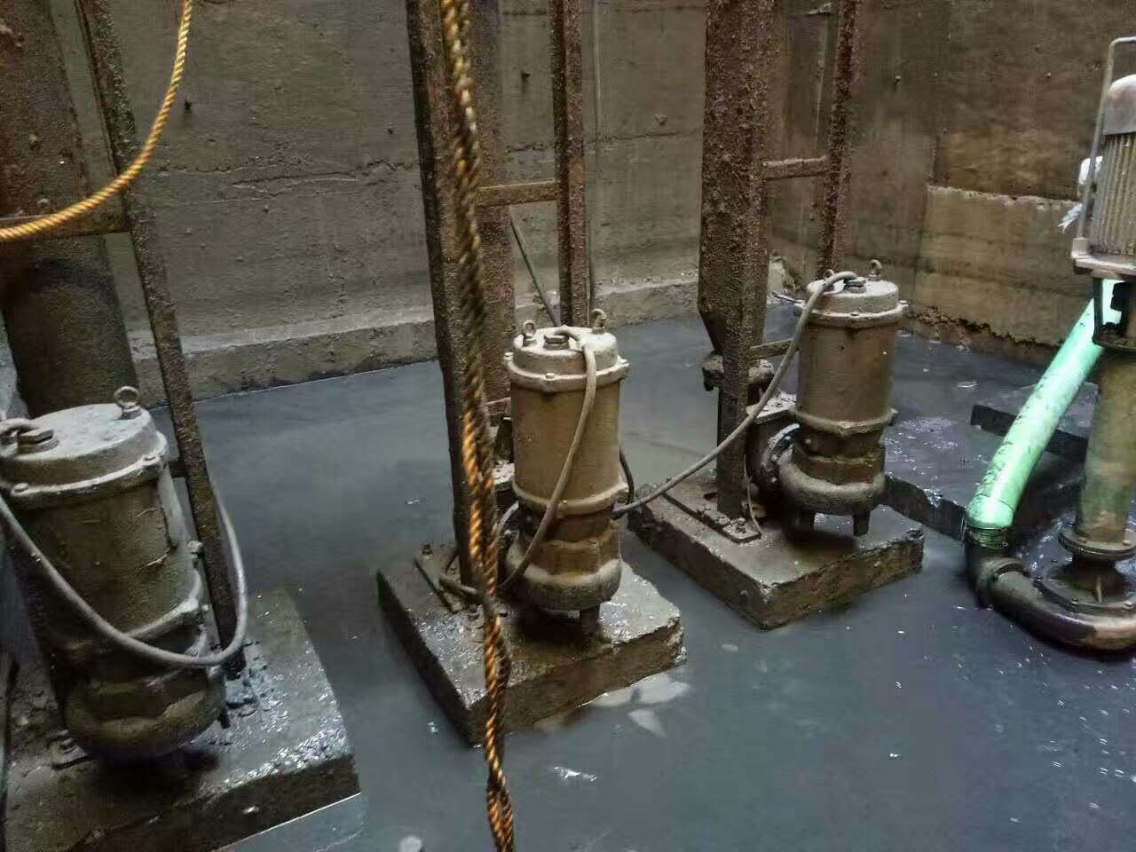 陆良污水池清理